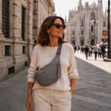Chiara, bolso gris llevado en bandolera